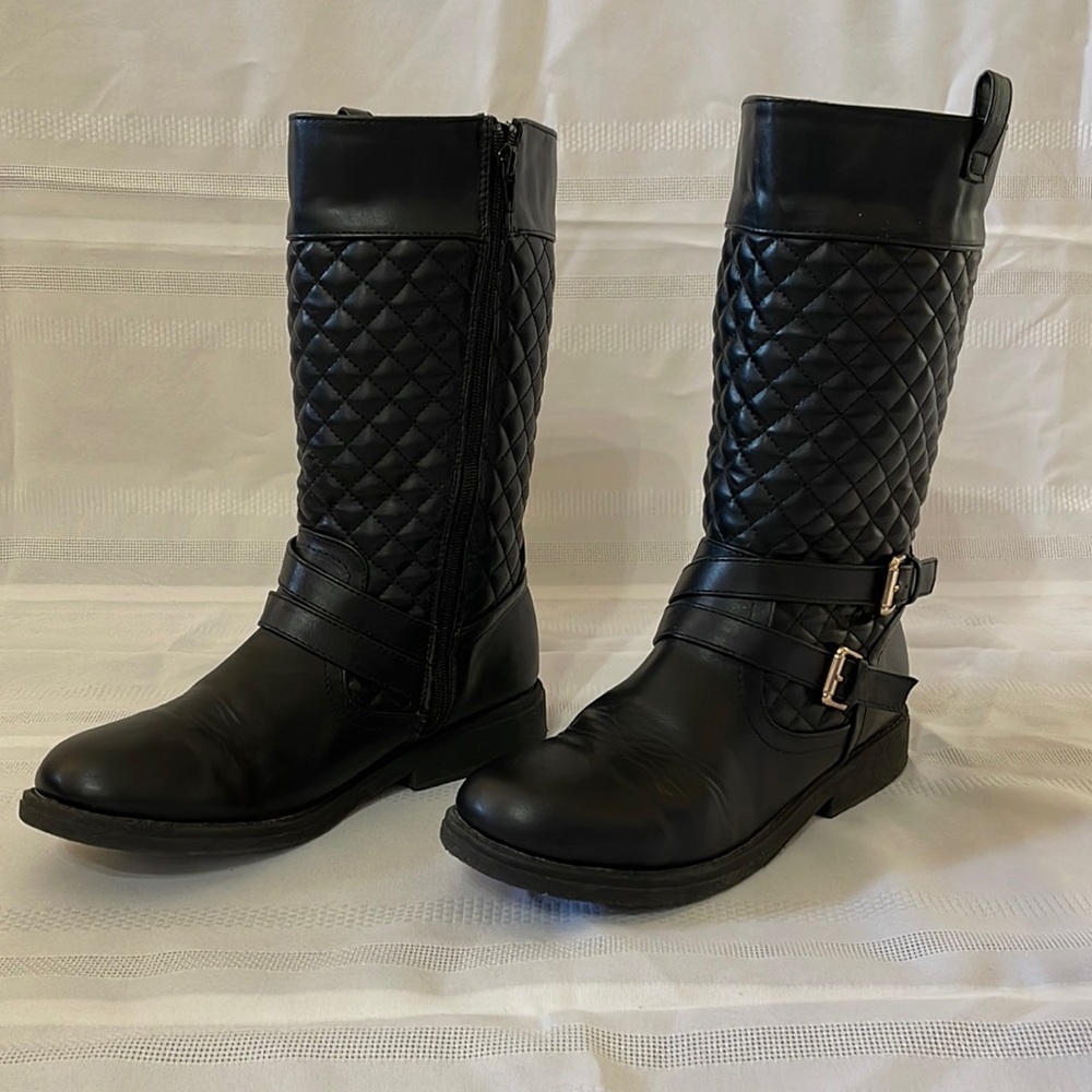 Black boots with buckles